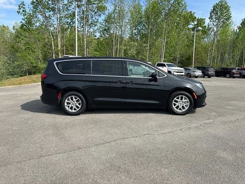 Used 2023 Chrysler Voyager LX FWD image 3