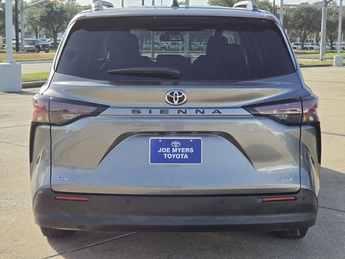 Used 2026 Toyota Sienna XLE FWD image 8