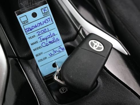 Used 2021 Toyota Corolla LE FWD image 24