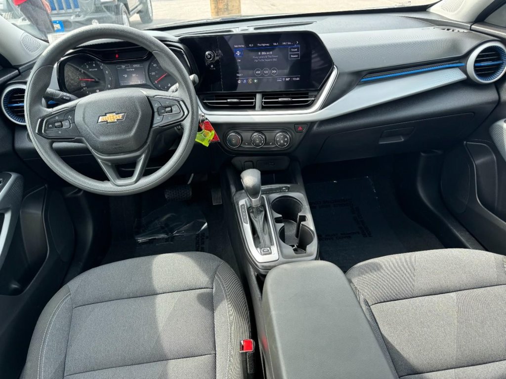 Used 2025 Chevrolet Trax LS w/ LS Convenience Package FWD image 11