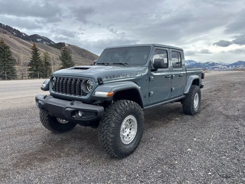 Used 2025 Jeep Gladiator Sport image 3