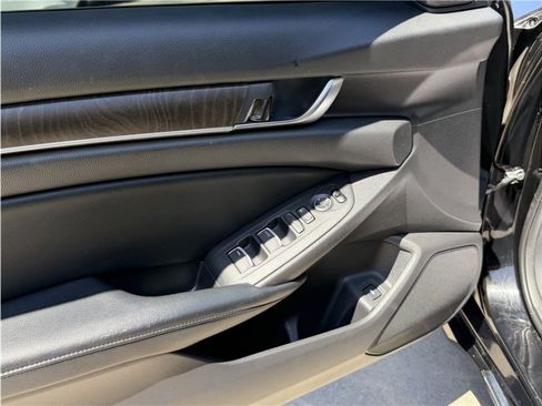 Used 2018 Honda Accord EX image 16