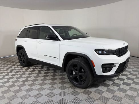 Used 2023 Jeep Grand Cherokee Altitude AWD/4WD image 1