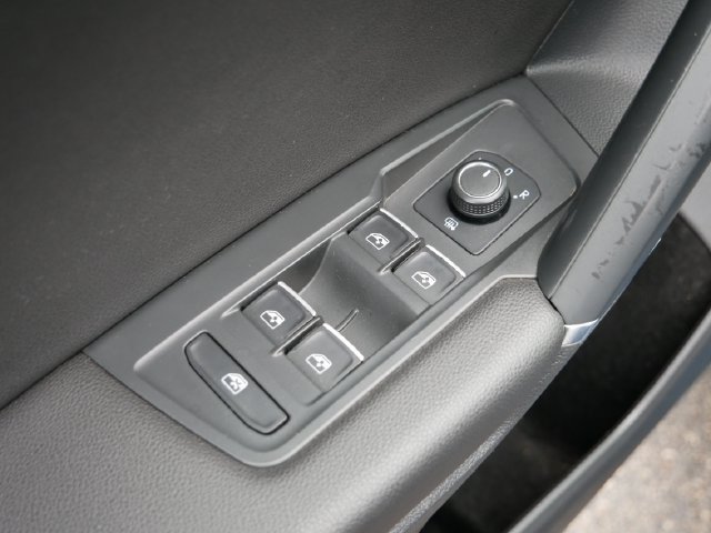 Used 2018 Volkswagen Tiguan SE w/ Panoramic Sunroof Package AWD/4WD image 16