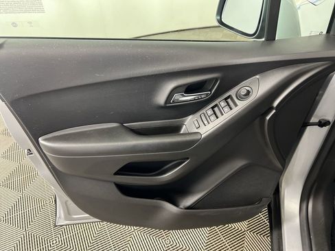 Used 2022 Chevrolet Trax LT w/ LT Convenience Package image 21