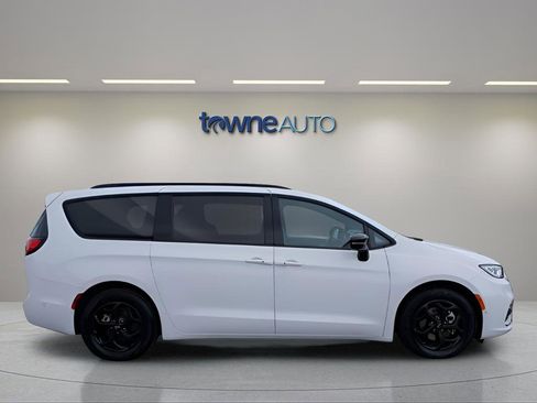 Used 2024 Chrysler Pacifica Premium FWD image 6