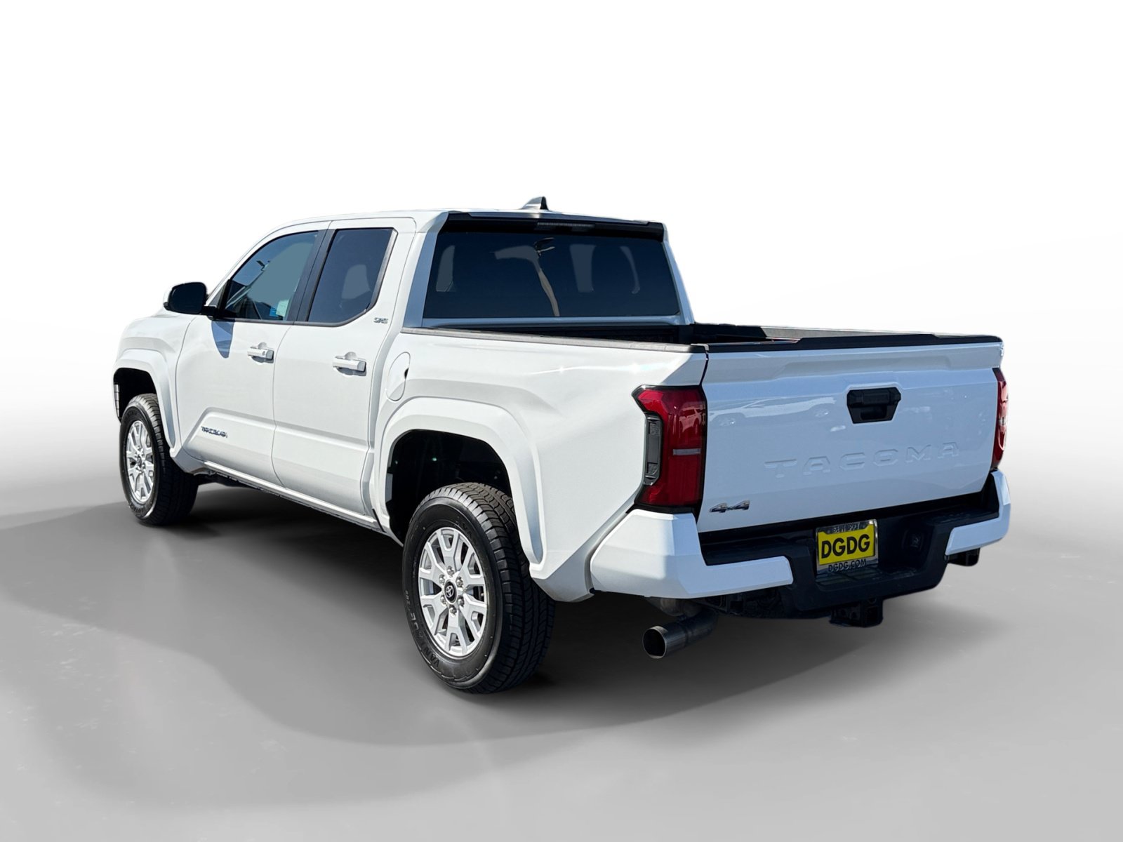 Used 2025 Toyota Tacoma SR5 AWD/4WD image 3
