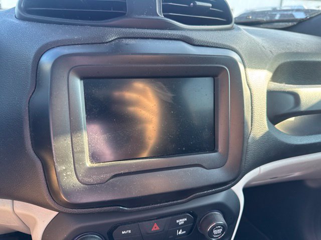 Used 2021 Jeep Renegade Latitude w/ Sun & Sound Group FWD image 18