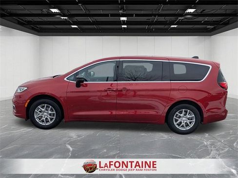 New 2026 Chrysler Pacifica Select image 2