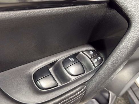 Used 2018 Nissan Rogue S AWD/4WD image 19