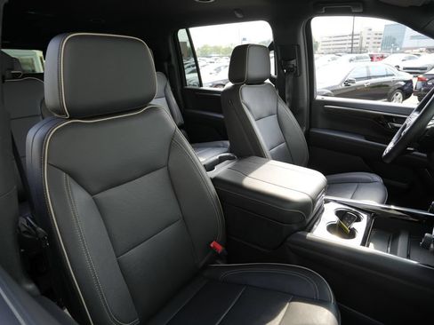Used 2025 Chevrolet Suburban Premier AWD/4WD image 32