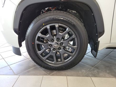 Used 2026 Toyota Sequoia Platinum AWD/4WD image 18