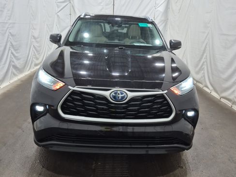 Used 2021 Toyota Highlander XLE AWD/4WD image 6