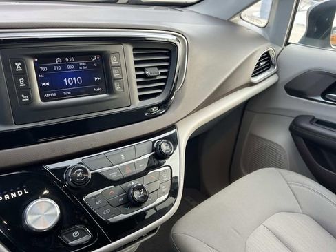 Used 2017 Chrysler Pacifica LX image 28