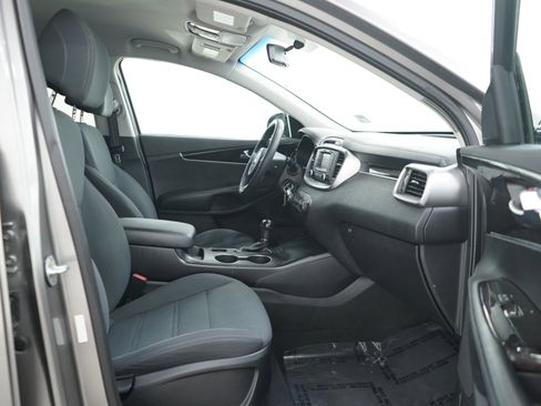 Used 2017 Kia Sorento FWD image 11