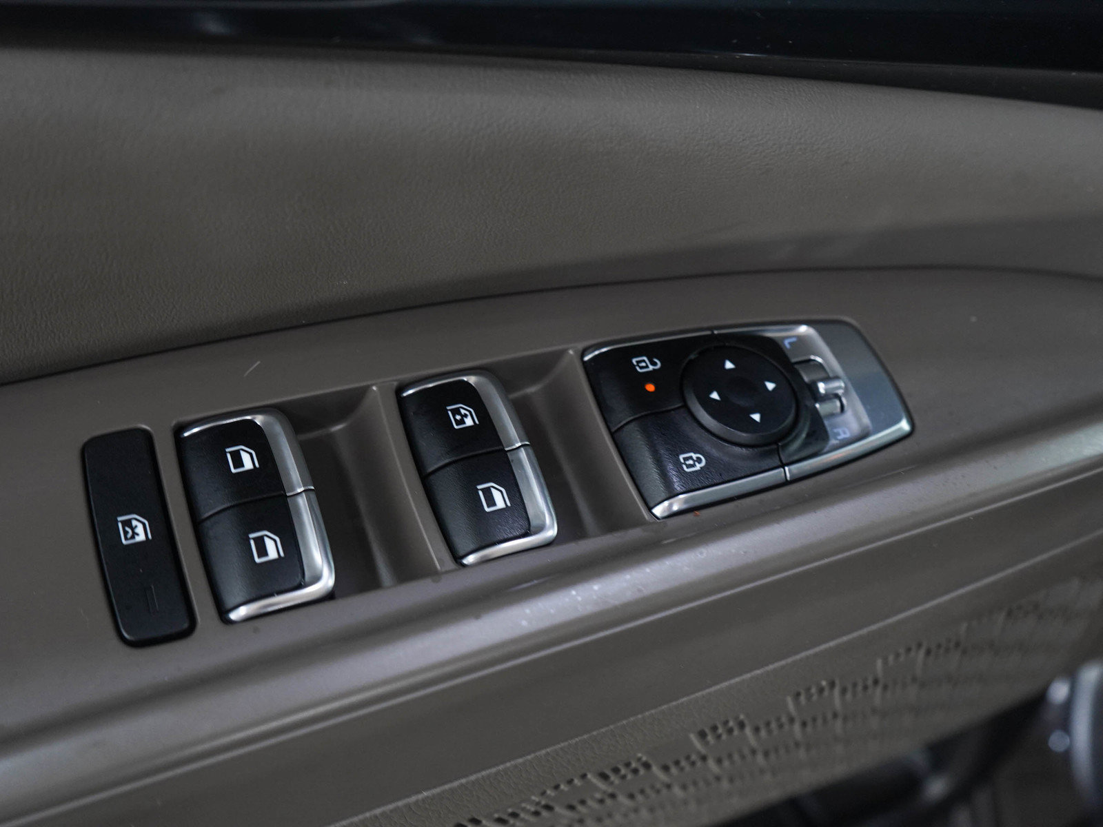 Used 2025 Kia Carnival FWD image 22