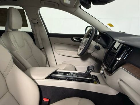 Used 2021 Volvo XC60 T5 Momentum w/ Climate Package image 44