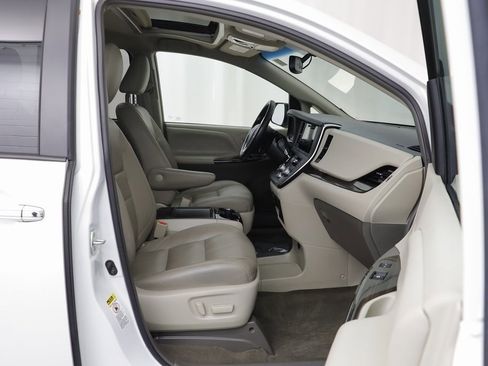 Used 2017 Toyota Sienna XLE image 21