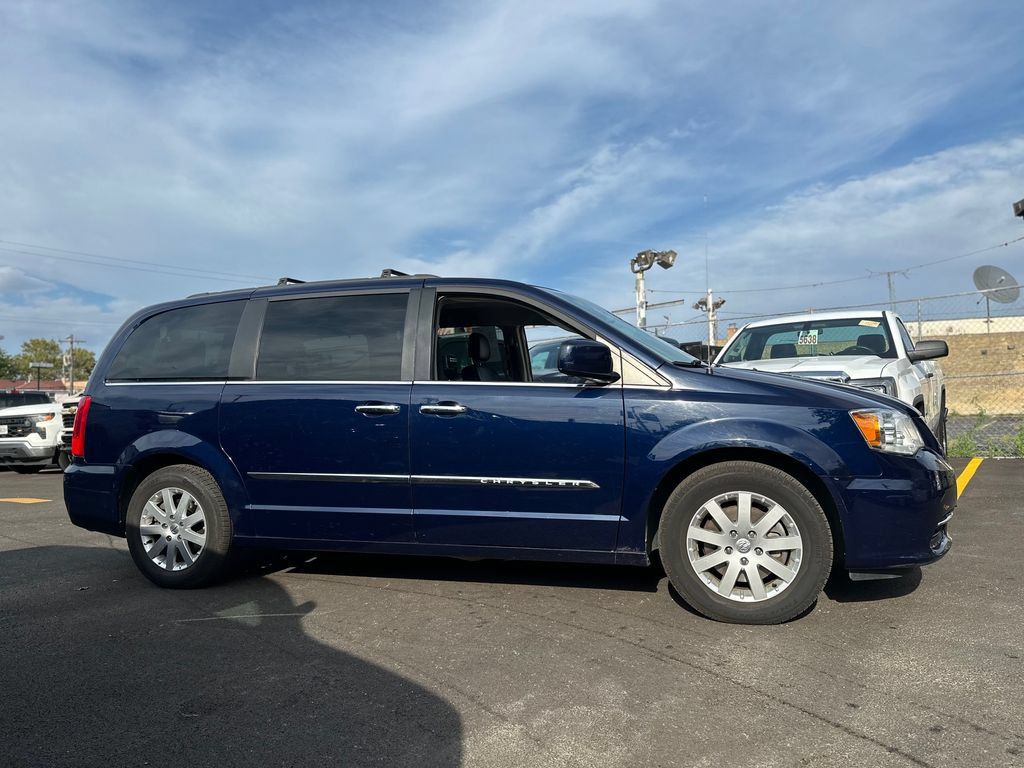 Used 2016 Chrysler Town & Country Touring w/ Driver Convenience Group FWD image 4