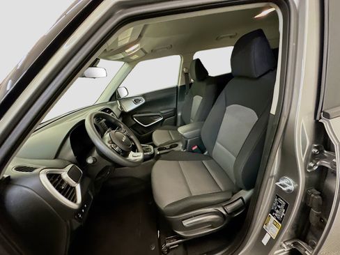 Used 2025 Kia Soul LX w/ LX Technology Package FWD image 13