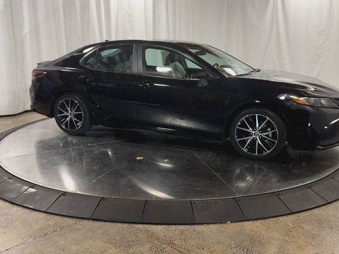 Used 2023 Toyota Camry SE image 3