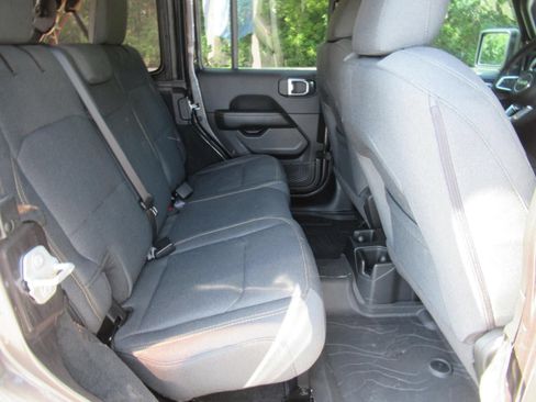 Used 2024 Jeep Wrangler Unlimited Sahara w/ Safety Group AWD/4WD image 32