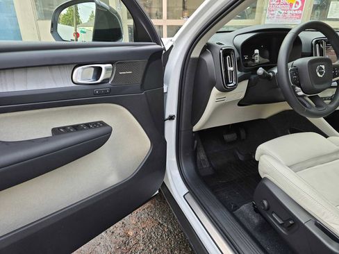 Certified 2024 Volvo XC40 B5 Ultimate w/ Climate Package image 29