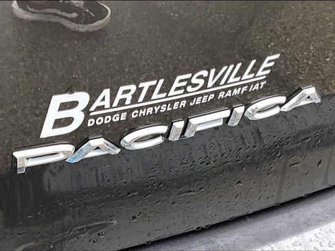 Used 2018 Chrysler Pacifica Limited w/ Advanced Safetytec Group FWD image 14