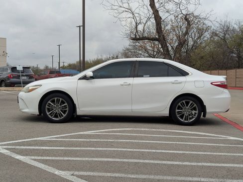 Used 2017 Toyota Camry SE image 3