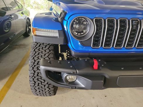 Used 2025 Jeep Wrangler Unlimited Rubicon AWD/4WD image 8
