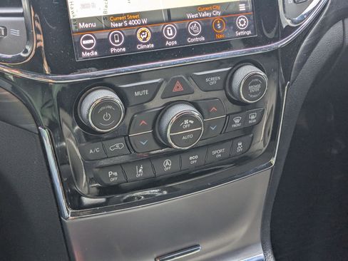 Used 2020 Jeep Grand Cherokee Laredo image 23