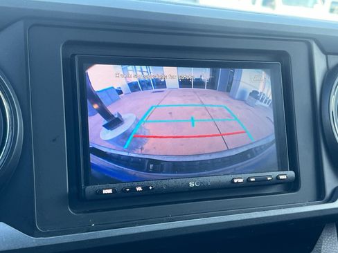 Used 2018 Toyota Tacoma TRD Off-Road w/ Technology Package image 18