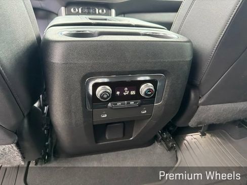 Used 2023 GMC Yukon XL SLT AWD/4WD image 26