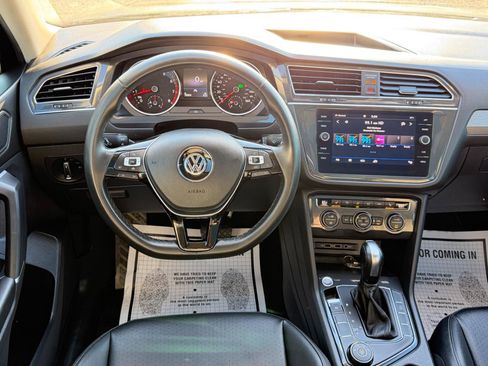 Used 2020 Volkswagen Tiguan SE w/ Panoramic Sunroof Package image 27
