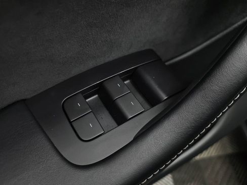 Used 2022 Tesla Model Y Long Range AWD/4WD image 30