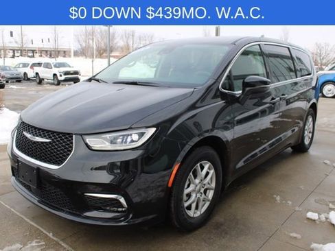 Used 2023 Chrysler Pacifica Touring-L image 3