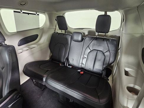 Used 2020 Chrysler Pacifica Touring-L image 27