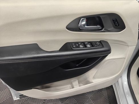 Used 2024 Chrysler Pacifica Touring-L FWD image 53