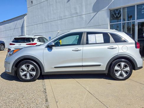 Used 2017 Kia Niro LX FWD image 2