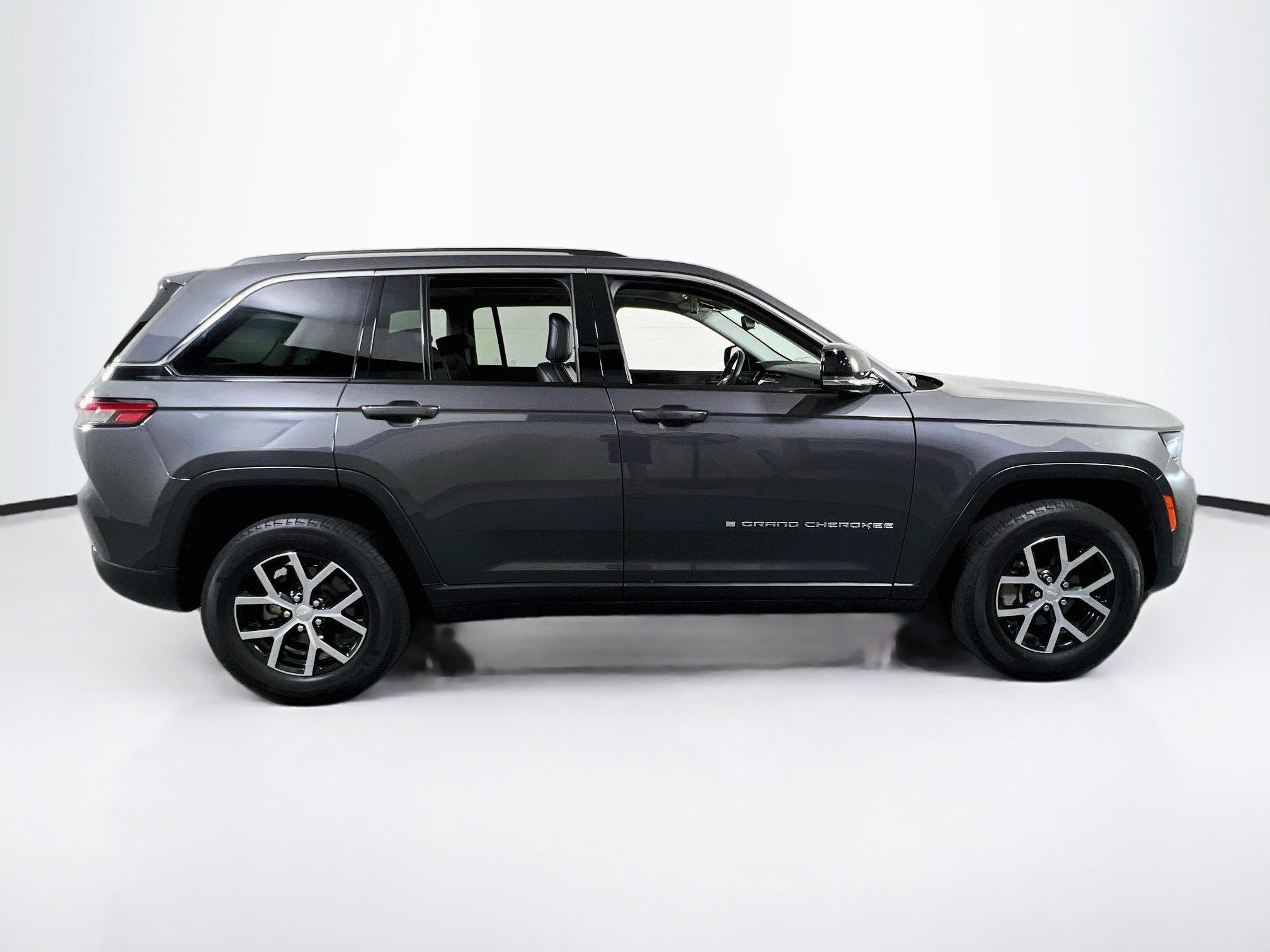Used 2023 Jeep Grand Cherokee Limited AWD/4WD image 4