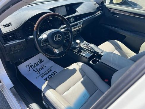 Used 2018 Lexus ES 300h w/ Navigation Package FWD image 13