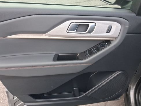 Used 2025 Ford Explorer Active AWD/4WD image 11