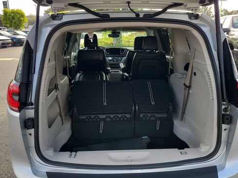 Certified 2024 Chrysler Pacifica Touring-L FWD image 19