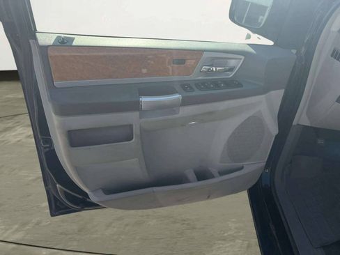 Used 2008 Chrysler Town & Country Limited w/ Entertainment Group #3 FWD image 20