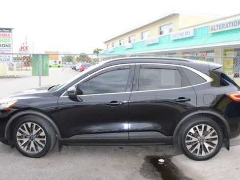 Used 2020 Ford Escape Titanium image 2