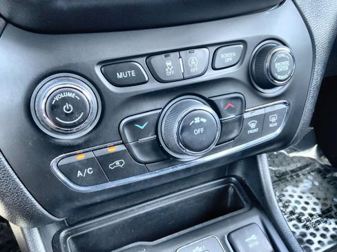 Used 2019 Jeep Cherokee Latitude Plus w/ Cold Weather Group AWD/4WD image 16
