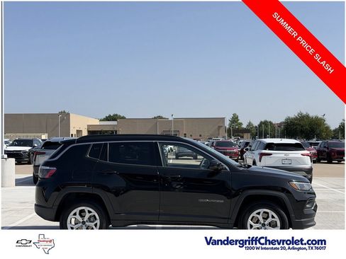 Used 2025 Jeep Compass Latitude w/ Sun & Sound Group AWD/4WD image 3