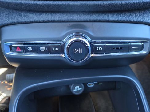 Used 2025 Volvo XC40 B5 Plus image 20