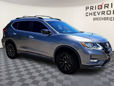 Used 2018 Nissan Rogue SV w/ Premium Package FWD image 2