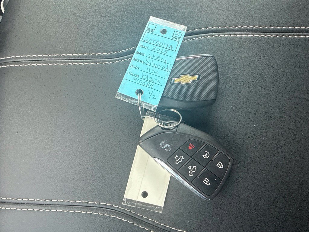 Used 2025 Chevrolet Silverado EV LT AWD/4WD image 31